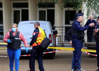 Fransa’da okulda bıçaklı atak: Bir öğretmen öldü, iki yaralı