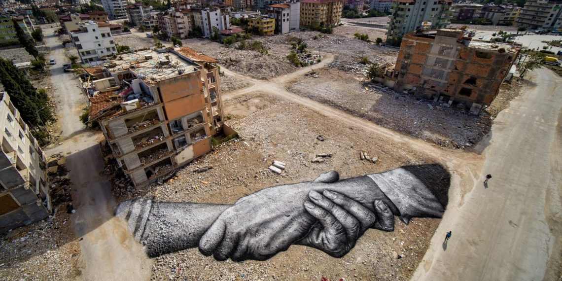 Fransız sanatçı Legros, Hatay’da yıkıntılar ortasında çizdiği resmi tanıttı