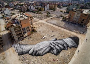 Fransız sanatçı Legros, Hatay’da yıkıntılar ortasında çizdiği resmi tanıttı