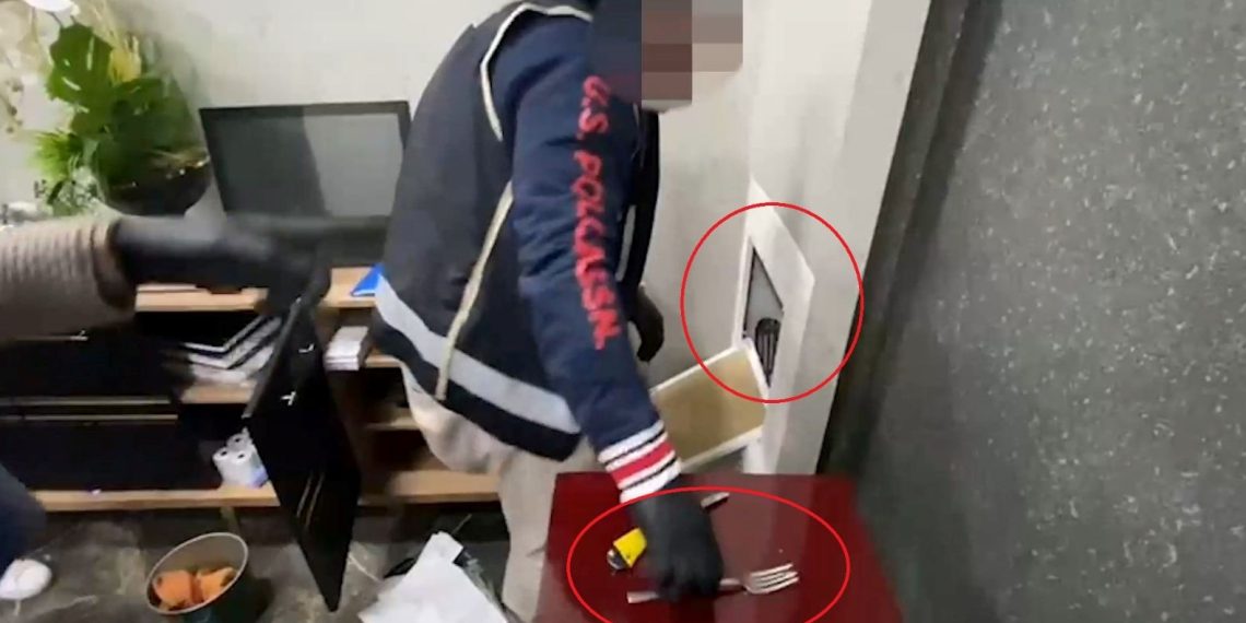 Gece kulübünde duvardaki kapalı bölmeden uzun namlulu silah çıktı