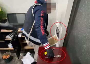 Gece kulübünde duvardaki kapalı bölmeden uzun namlulu silah çıktı