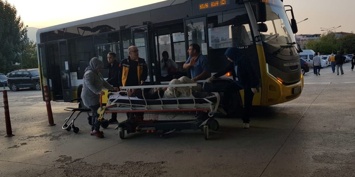 Halk otobüsü sürücüsü kötüleşen yolcuyu hastaneye götürdü