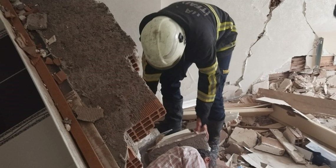 Hasarlı binaya girdi çöken duvarın altında kaldı