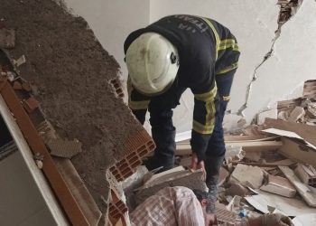 Hasarlı binaya girdi çöken duvarın altında kaldı