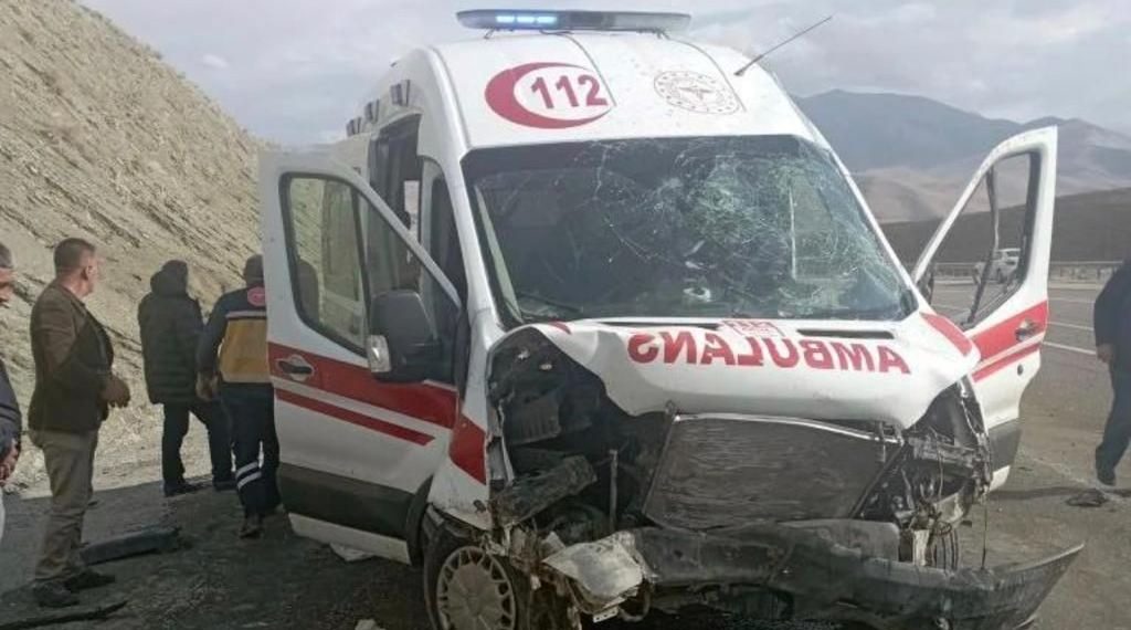 Hasta taşıyan ambulans bariyere çarptı: 4 yaralı
