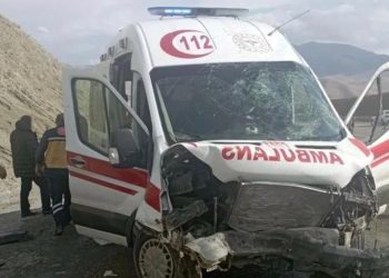 Hasta taşıyan ambulans bariyere çarptı: 4 yaralı