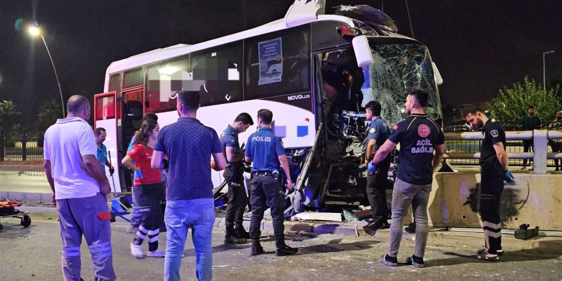 Havalimanına yolcu taşıyan midibüs, direğe çarptı: 5 yaralı