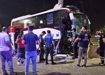 Havalimanına yolcu taşıyan midibüs, direğe çarptı: 5 yaralı