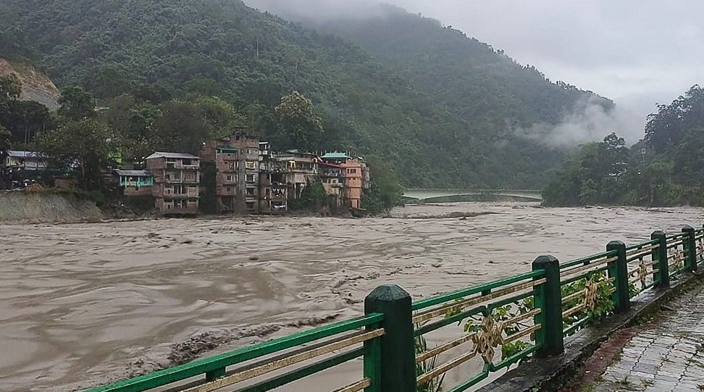 Hindistan’da sel nedeniyle 23’ü asker 30 kişi kayboldu