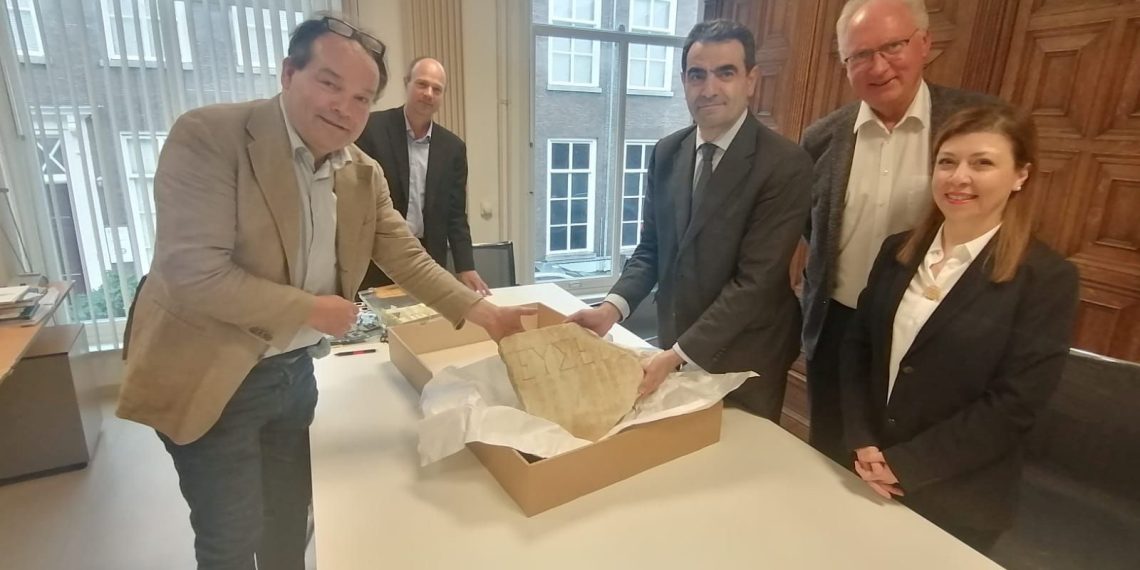 Hollanda’daki Türkiye’ye ilişkin tarihi antik taş modülü teslim alındı