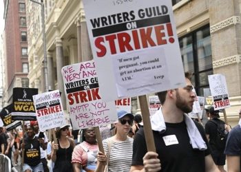 Hollywood senaristleri grevi bitiren mukaveleyi imzaladı: Şartlar netleşti