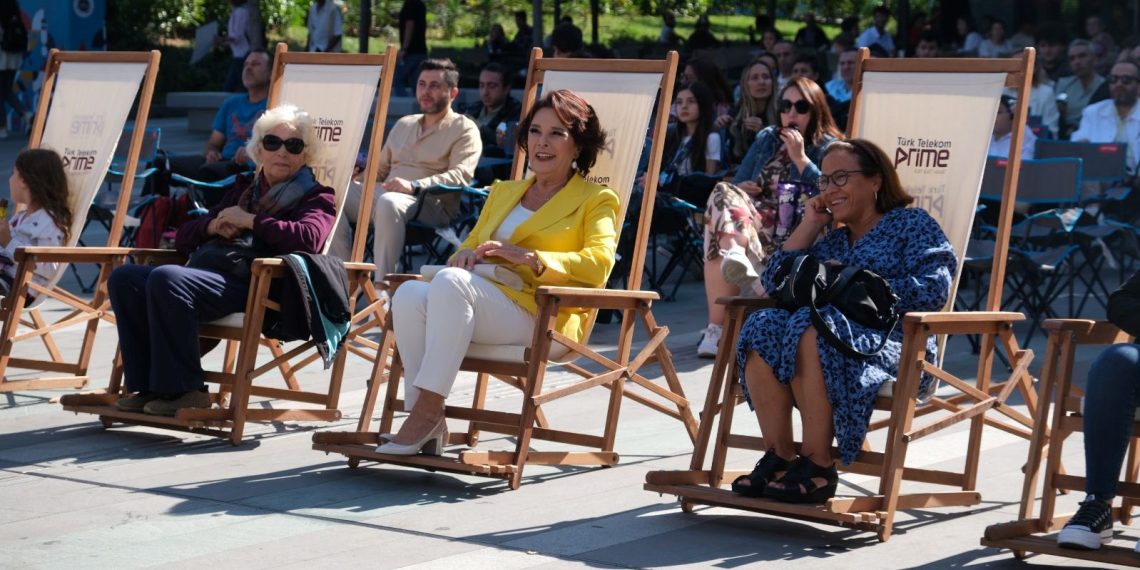 Hülya Koçyiğit açık havada hayranlarıyla sinemasını seyretti