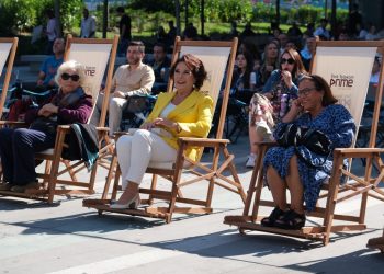 Hülya Koçyiğit açık havada hayranlarıyla sinemasını seyretti
