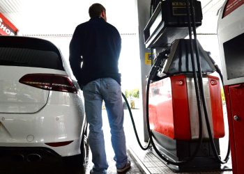 İngiltere’den akaryakıtlı ve dizel araba kararı