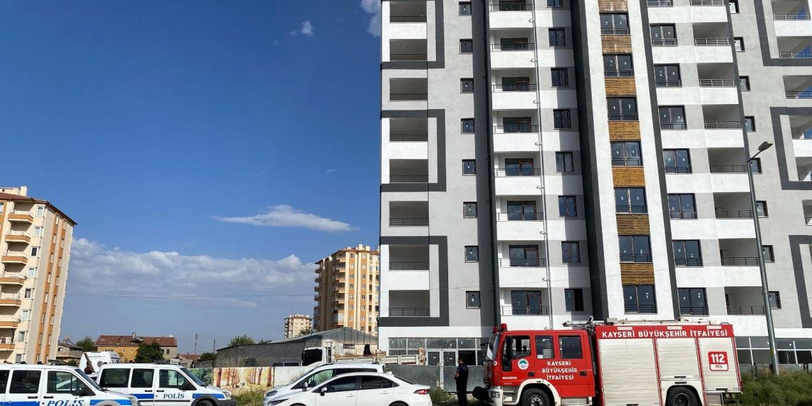 İnşaat personeli asansör boşluğuna düştü