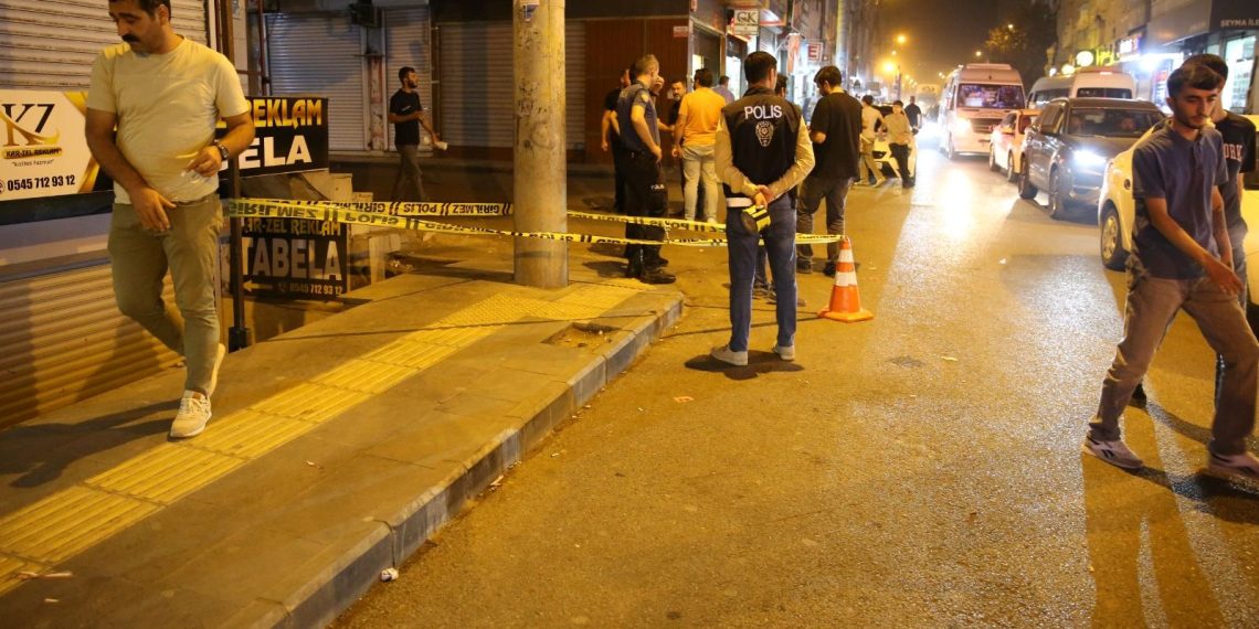 İş yerine silahlı hücumda yoldan geçen anne ve kızı vuruldu