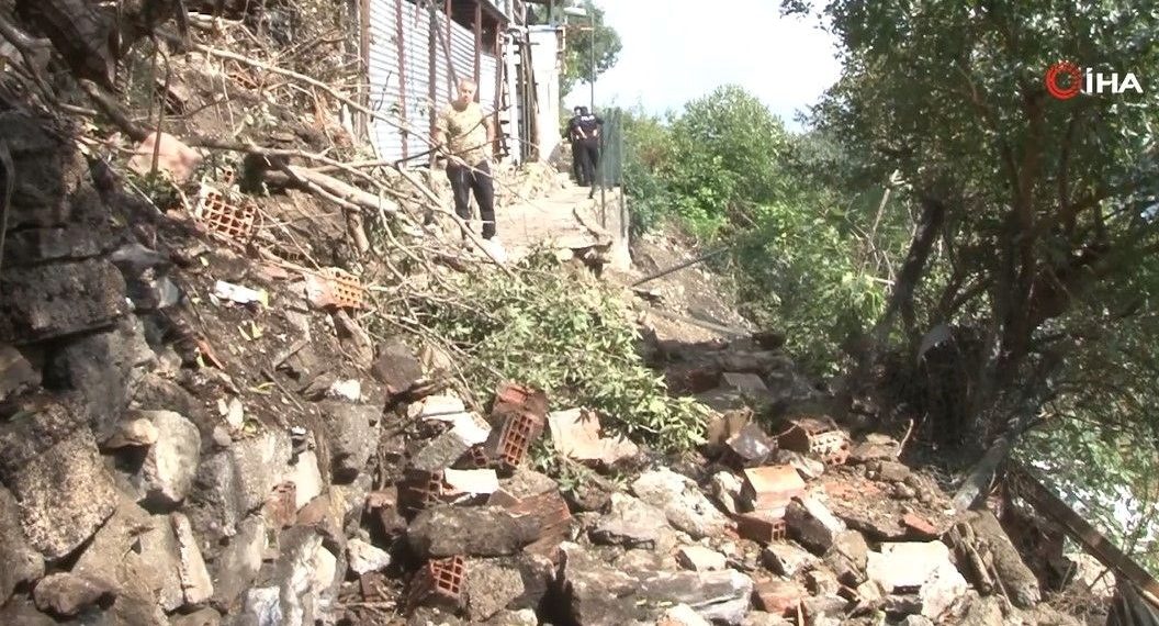İstanbul Beşiktaş’ta kömürlüğe kaya düştü