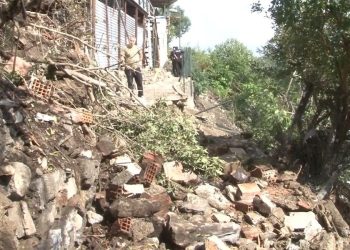 İstanbul Beşiktaş’ta yamaçtan düşen kaya kömürlüğü yıktı