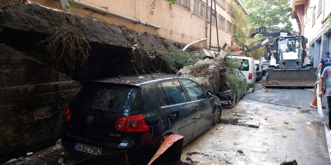 İstanbul’da istinat duvarı araçların üzerine çöktü