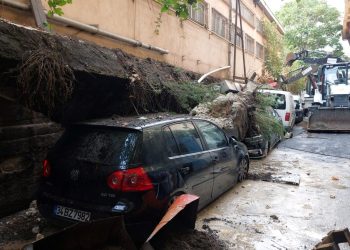 İstanbul’da istinat duvarı araçların üzerine çöktü
