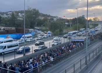 İstanbul’da kimi metrobüs duraklarında yoğunluk