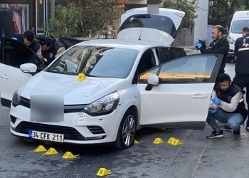 İstanbul’da maskeli saldırganlardan seyir halindeki araca çapraz ateş