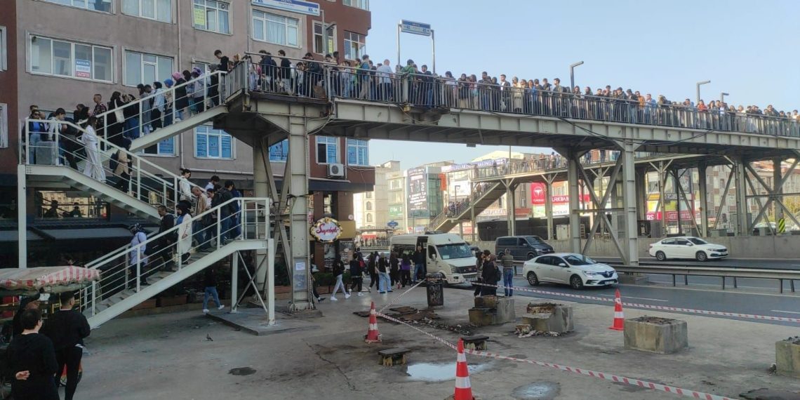 İstanbul’da metrobüs duraklarında yoğunluk