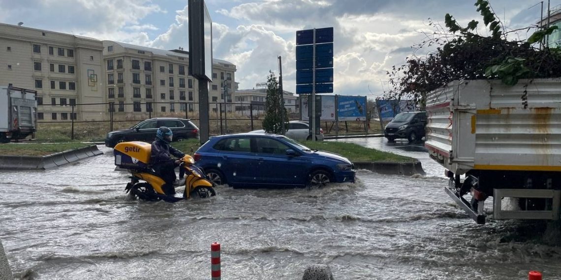İstanbul’da sağanak yolları göle çevirdi