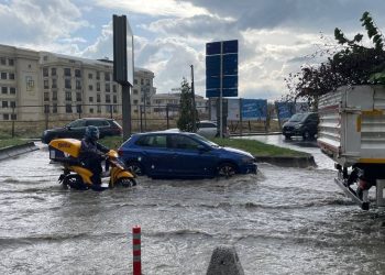 İstanbul’da sağanak yolları göle çevirdi
