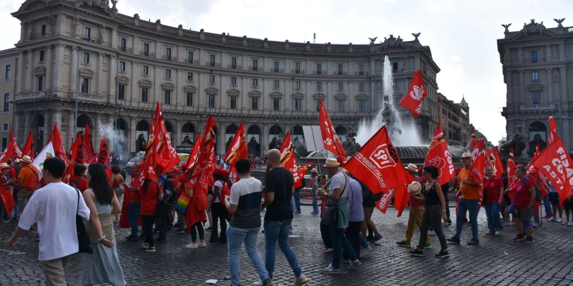 İtalya’da çalışanlar “asgari ücret” talebiyle yürüdü