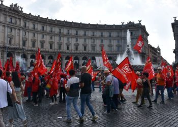 İtalya’da çalışanlar “asgari ücret” talebiyle yürüdü
