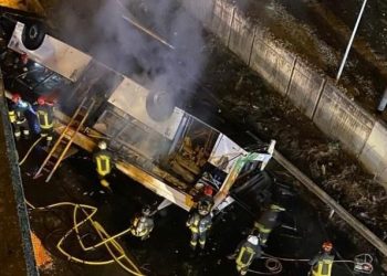 İtalya’da otobüs üst geçitten düştü: 21 kişi öldü