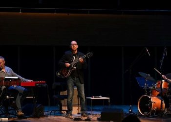 İtalyan gitarist Zeppetella İzmir Avrupa Caz Şenliği’nde konser verdi