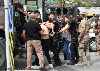 İzmir’de adliye yakınındaki çatışmaya 21 gözaltı