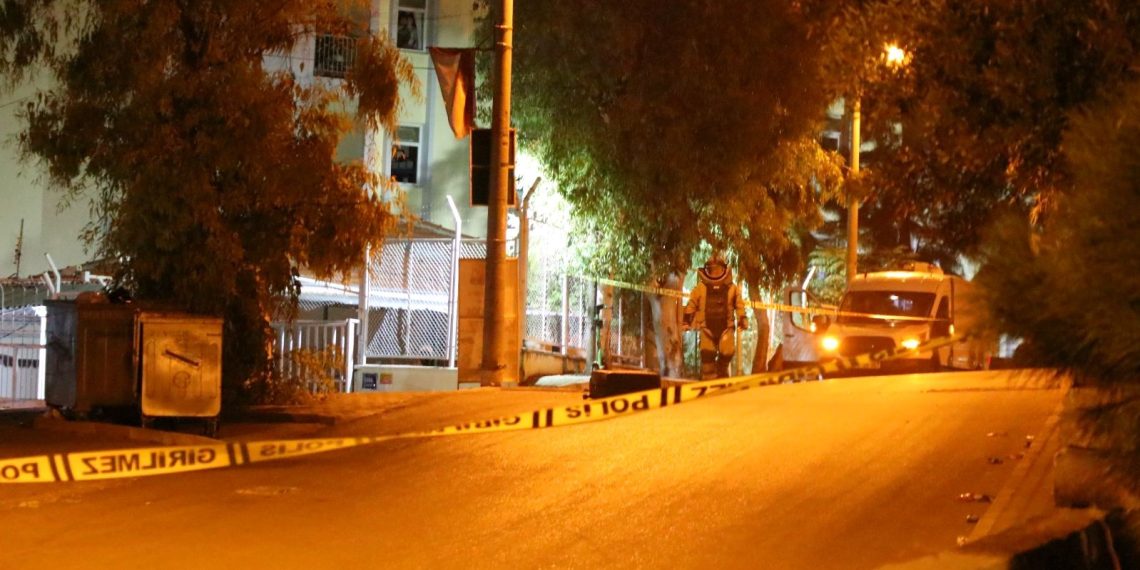 İzmir’de kuşkulu bavul fünye ile patlatıldı