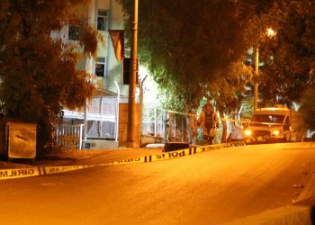 İzmir’de kuşkulu bavul fünye ile patlatıldı