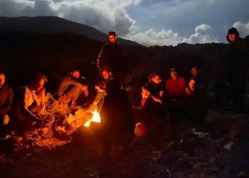 Jandarma mahsur kalan 15 sistemsiz göçmeni kurtardı