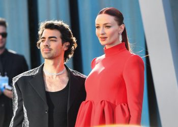 Joe Jonas ile boşanma arifesindeki Sophie Turner toplumsal medyaya döndü