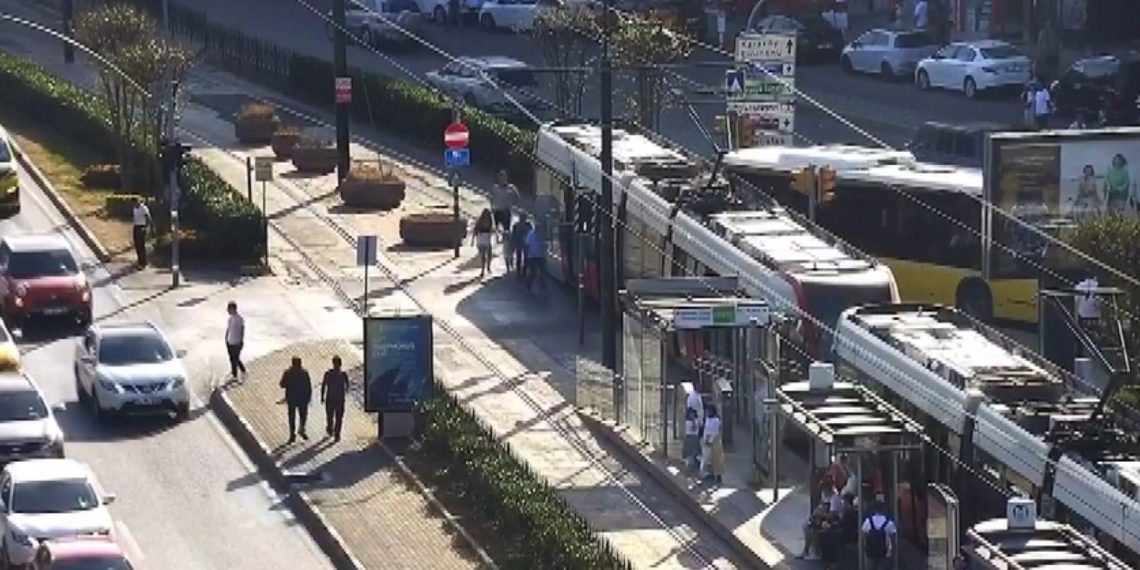 Kabataş tramvayına otobüs çarptı