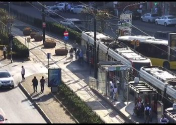 Kabataş tramvayına otobüs çarptı