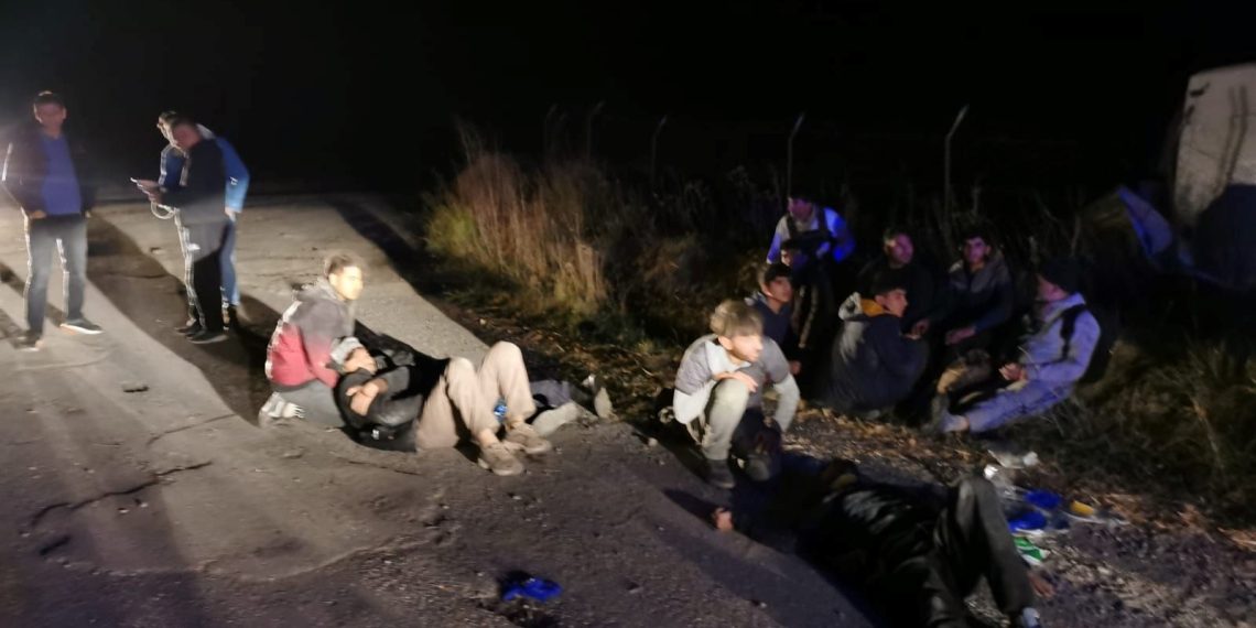 Kaçak göçmenleri taşıyan minibüs devrildi: 20 yaralı