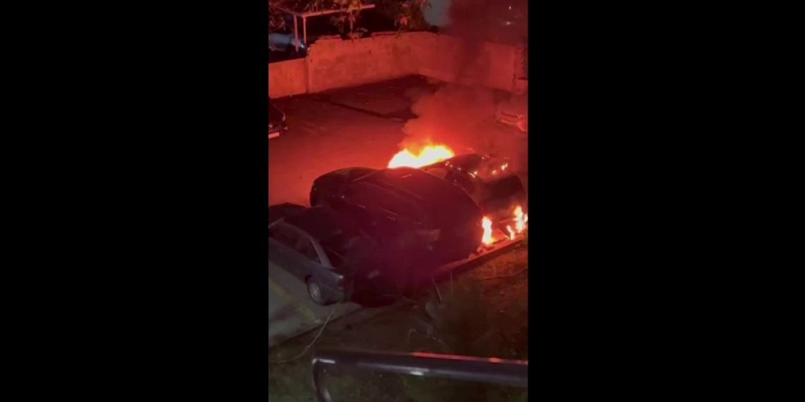 Kadıköy’de bir binanın otoparkındaki 3 araç yandı