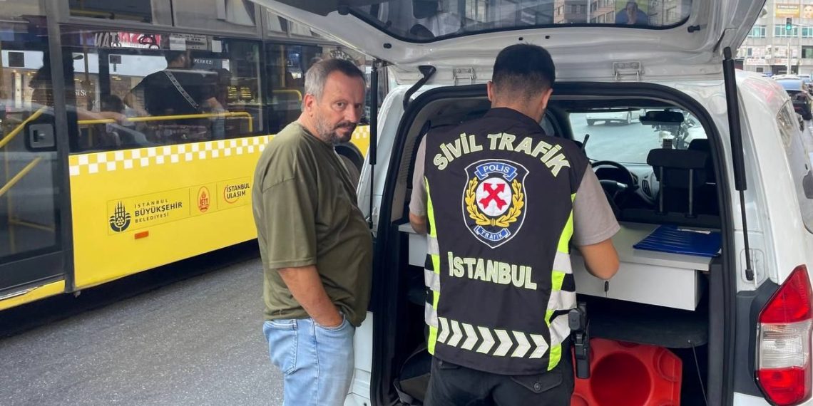 Kadıköy’de yayalara yol vermeyen şoförlere ceza