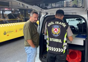 Kadıköy’de yayalara yol vermeyen şoförlere ceza