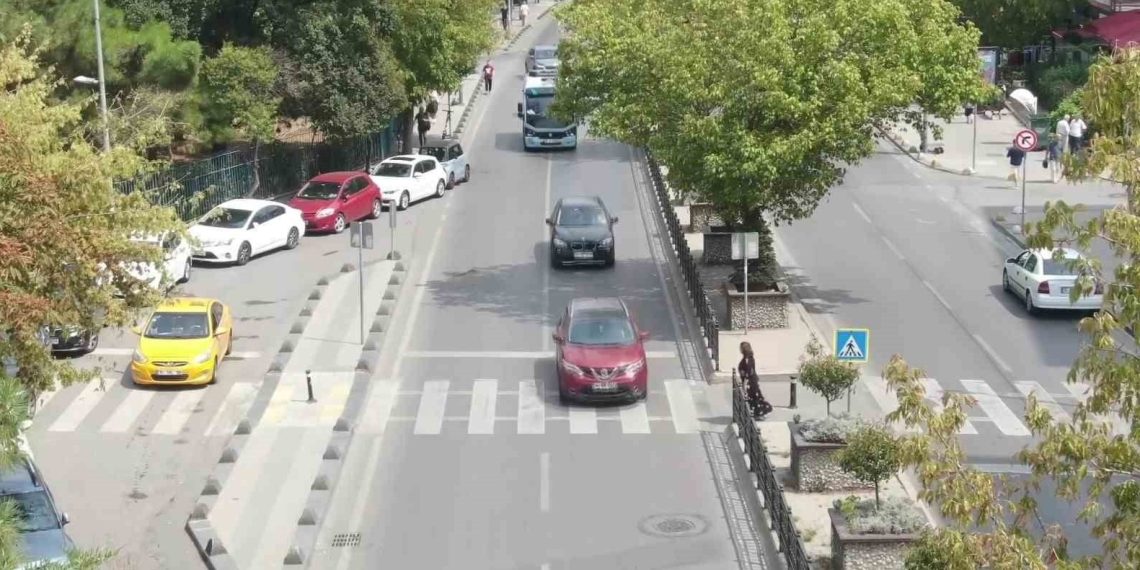 Kadıköy’de yayalara yol vermeyen şoförlere ceza