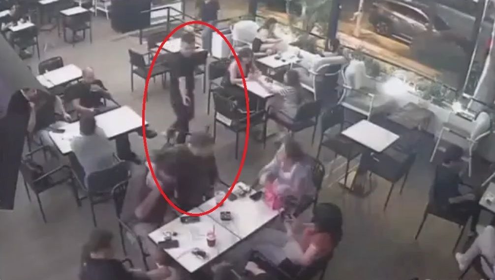 Kafede otururken bir anda tabancayla sırtından vuruldu