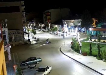 Kaldırıma çarpan motosiklet 100 metre sürüklendi: O anlar kamerada