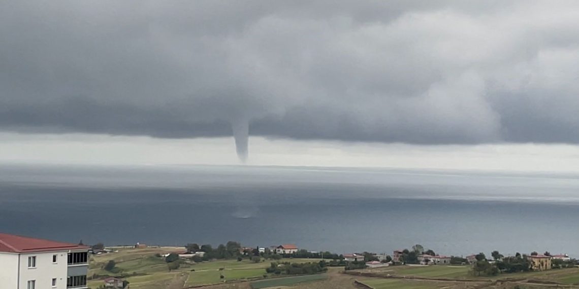 Karadeniz’de evvel hortum oluştu, akabinde şiddetli sağanak başladı