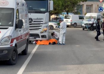 Karşıya geçmek isterken kamyonunun altında kaldı