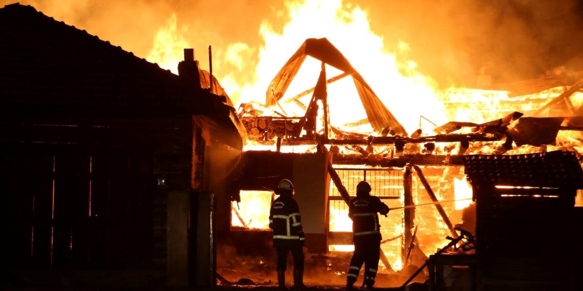 Kastamonu’da 4 mesken ile 1 ahırda yangın: 22 büyükbaş ve 3 köpek öldü